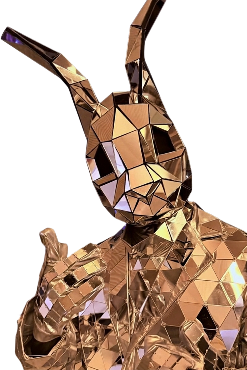 Personaje conejo con traje de espejos de WE Productions